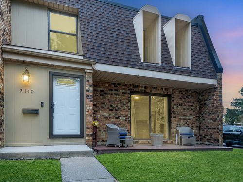 2110 Country Club Dr, Woodridge, IL, 60517-3031 | Card Image