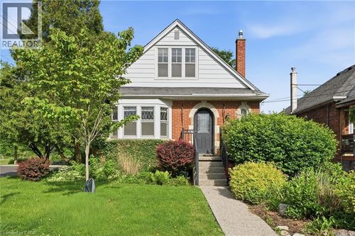 153 Parkview Dr, Hamilton, ON, L8S3Y4 | Card Image