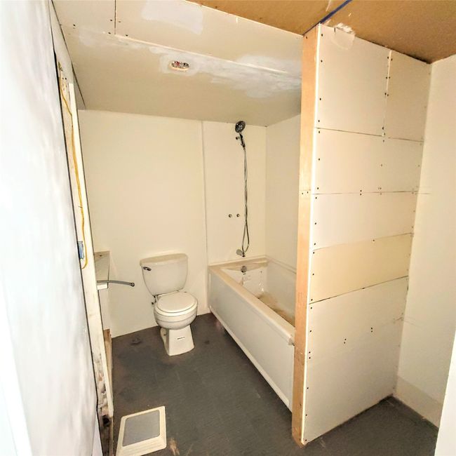 Bathroom with a bathtub and toilet | Image 7