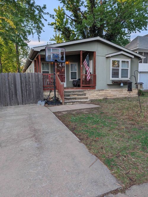 916 E 8th Ave, Winfield, KS, 67156-3016 | Card Image