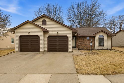 927 Aspen Ct, Iowa City, IA, 52240-2201 | Card Image