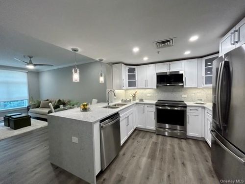 n2321-100 Glen St, Glen Cove, NY, 11542-5119 | Card Image