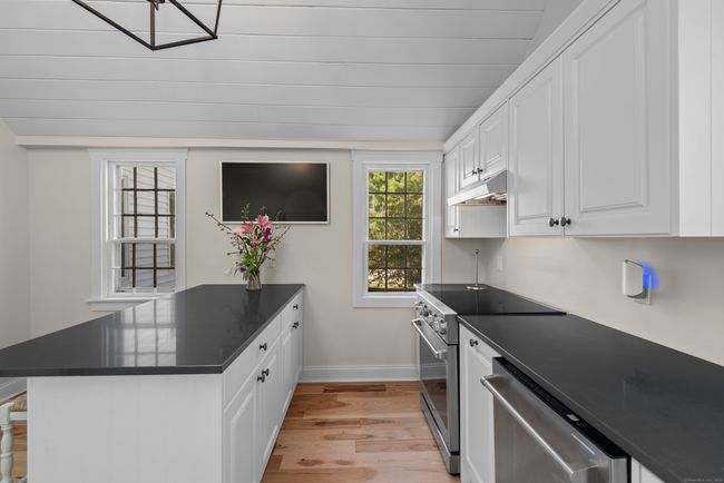 Plenty of counter space | Image 8