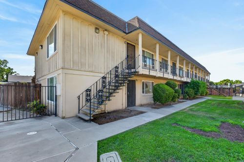 b6-2421 Country Club Boulevard, Stockton, CA, 95204 | Card Image