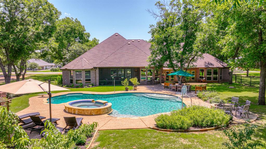 Hanover Ct, Granbury, TX 76049