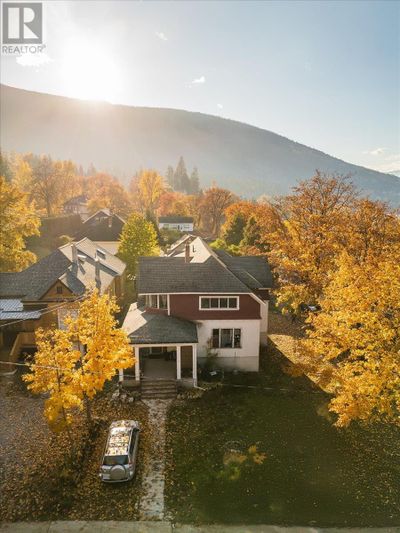 1004 Stanley St, Home with 6 bedrooms, 4 bathrooms and 1 parking in Nelson BC | Image 3