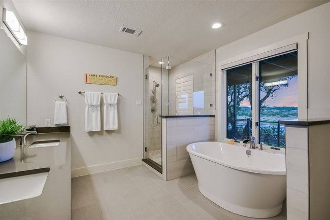 Ensuite bath in the 2nd primary/in-law/guest suite | Image 17