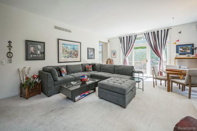 13_38049_Lantern_Hill_Ct_Farmington_Hills_MI_48331_USA-Living_room-194376_SEP-11.jpg | Image 12