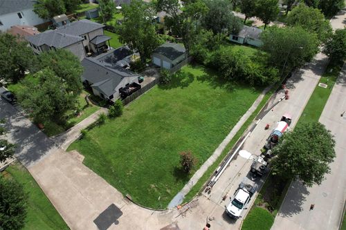 1402 Aldrich St, Houston, TX, 77055-5302 | Card Image