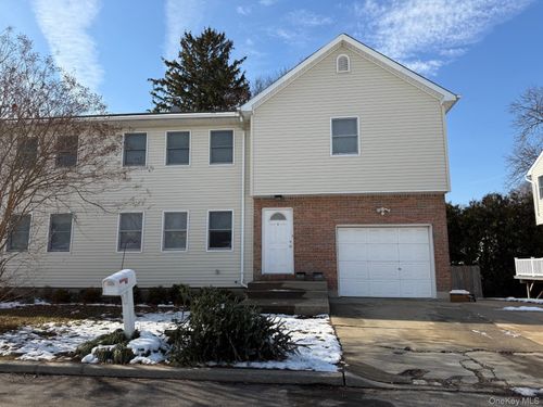 8 Caruso Ct, Glen Cove, NY, 11542-3138 | Card Image