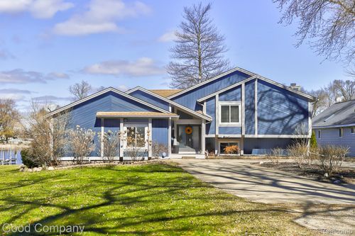 9526 Montgold Ave, White Lake, MI, 48386-3244 | Card Image