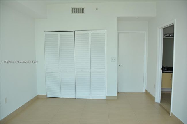 APT-3921 - 31 Se 5 Th St, Condo with 3 bedrooms, 3 bathrooms and null parking in Miami FL | Image 17