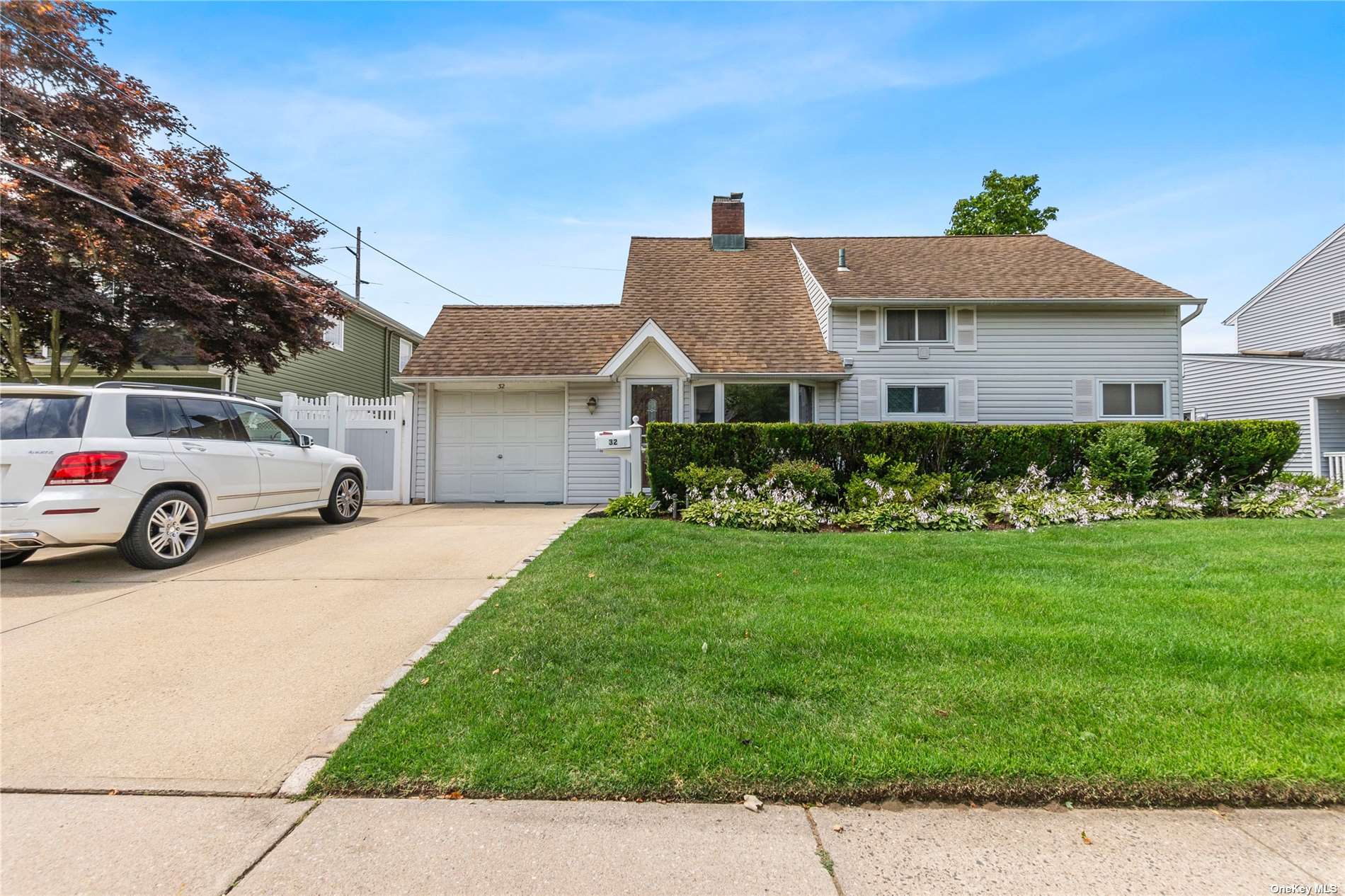 Hemp Ln, Hicksville, NY 11801
