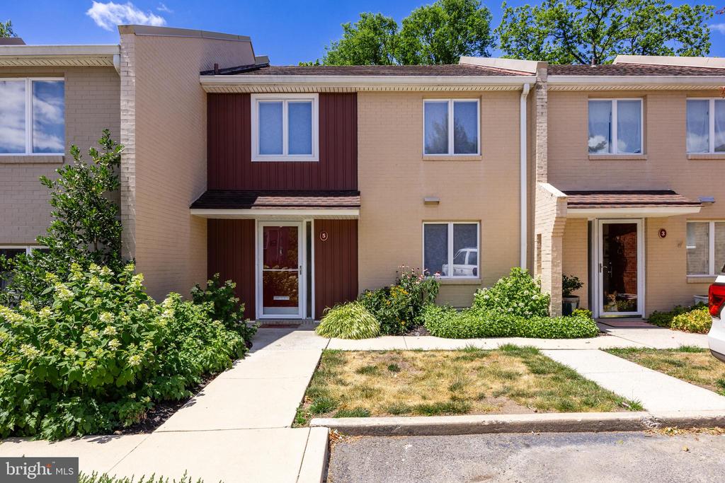 Close , Moorestown, NJ 08057