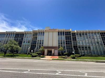 204 - 2000 Atlantic Shores Blvd, Condo with 2 bedrooms, 1 bathrooms and null parking in Hallandale Beach FL | Image 2