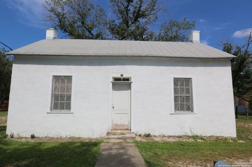 905 Lisbon St, Castroville, TX, 78009-4056 | Card Image