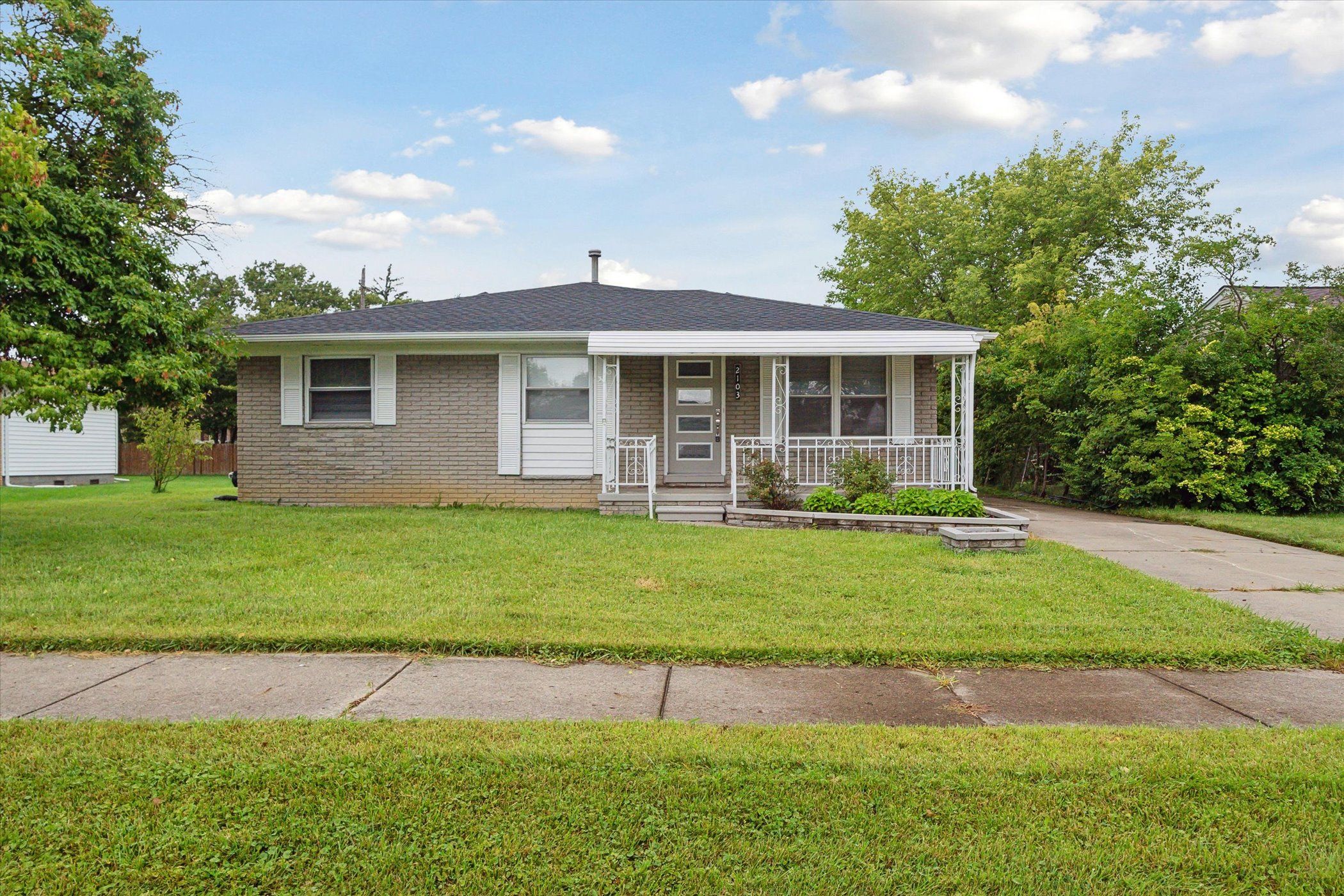 Garry Dr, Troy, MI 48083