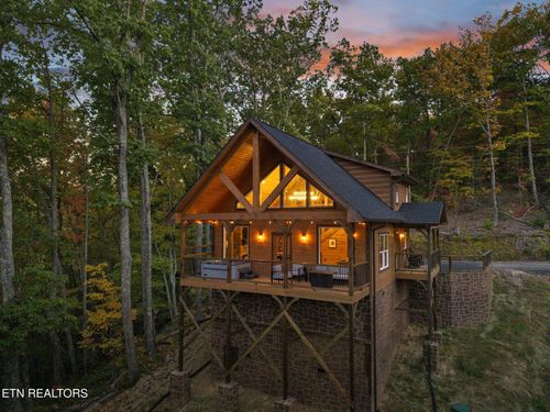 2420 Old Barn Cir, Sevierville, TN, 37876 | Card Image