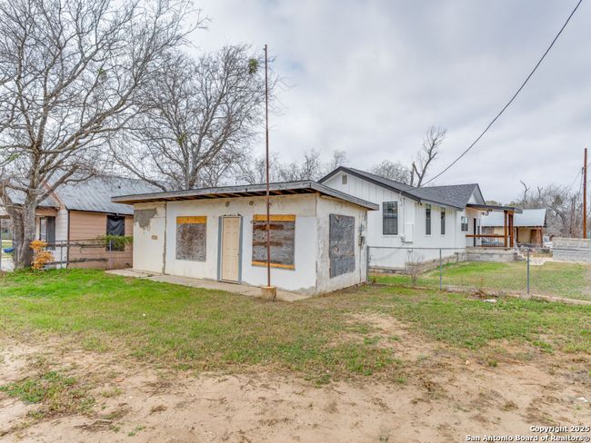 105 Galbreath Ave, House other with 3 bedrooms, 1 bathrooms and null parking in Devine TX | Image 14