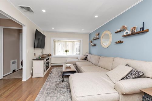 8 E Gate, Plainview, NY, 11803-2606 | Card Image