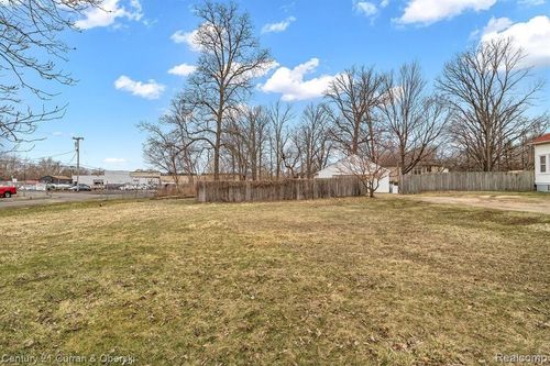 5689 Brandt St, Garden City, MI, 48135-2337 | Card Image