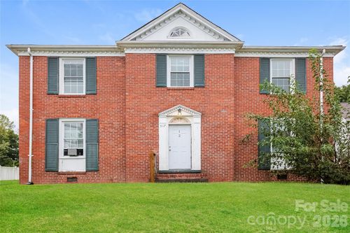 517 Willow St, Mount Airy, NC, 27030-3586 | Card Image