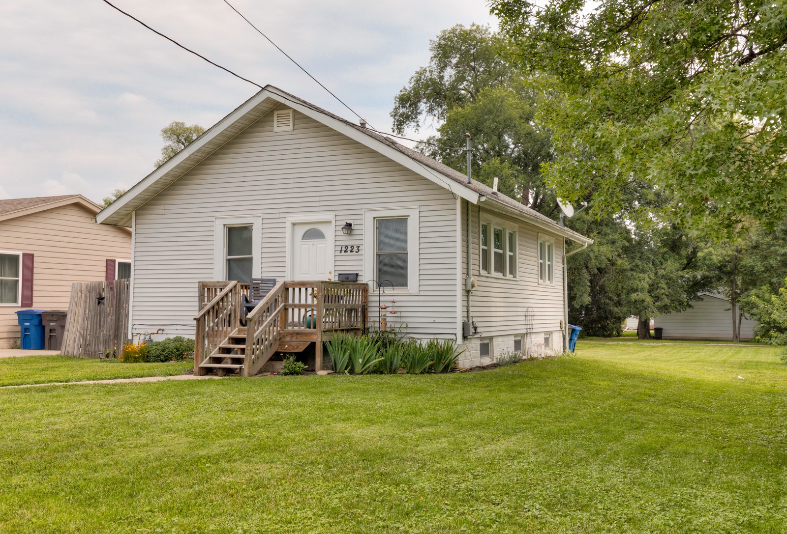 27th Ct, Des Moines, IA 50317