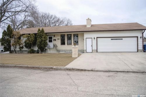 802 7th Street E, Saskatoon, SK, S7H0Y4 | Card Image