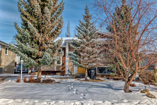 440 Cantrell Drive Sw, Home with 3 bedrooms, 1 bathrooms and 4 parking in Calgary AB | Card Image