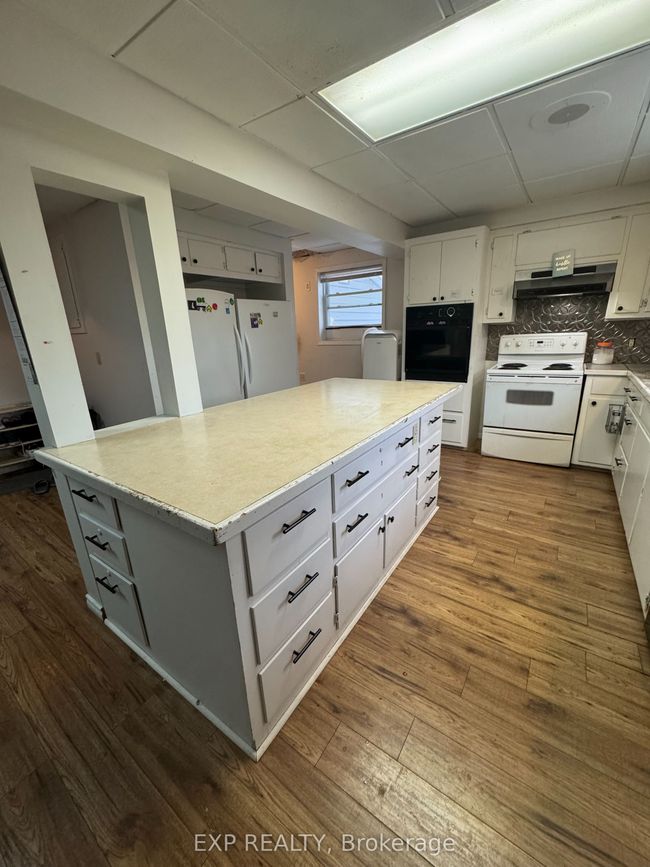 612 Romaine St, House other with 10 bedrooms, 5 bathrooms and 4 parking in Peterborough ON | Image 8