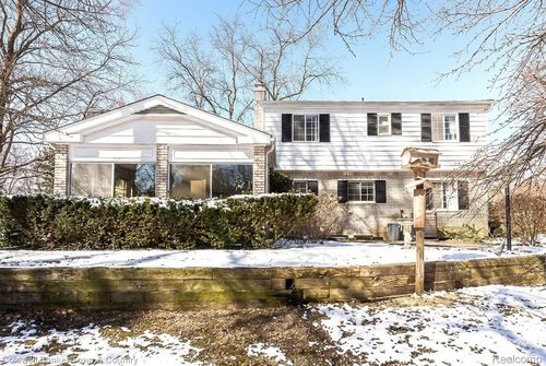 220 Hillcrest Ave, Brighton, MI, 48116-1608 | Card Image