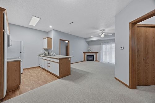 unit-108-250 Cimarron Dr, Hiawatha, IA, 52233-1461 | Card Image