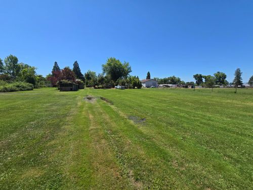 695 Lozier Ln, Medford, OR, 97501-2102 | Card Image