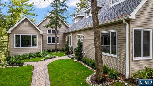 68 High Point Rd, Bloomingdale, NJ, 07403-1417 | Card Image