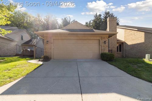 22300 River Ridge Trl, Farmington Hills, MI, 48335-4675 | Card Image