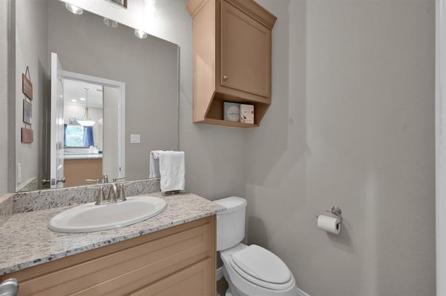 1/2 bathroom | Image 31