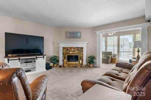 11-1330 5th St Ne, Hickory, NC, 28601-2044 | Card Image