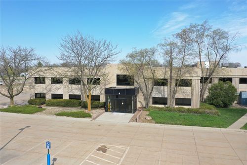 1 Parsons Dr, Hiawatha, IA, 52233-1448 | Card Image