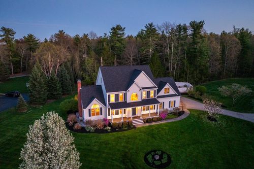8 Lilac Way, Stratham, NH, 03885-4401 | Card Image