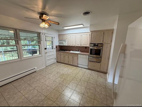 7 Brentwood Dr, New City, NY, 10956-6402 | Card Image