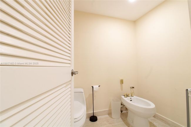 APT-702 - 151 Crandon Blvd, Condo with 2 bedrooms, 2 bathrooms and null parking in Key Biscayne FL | Image 22