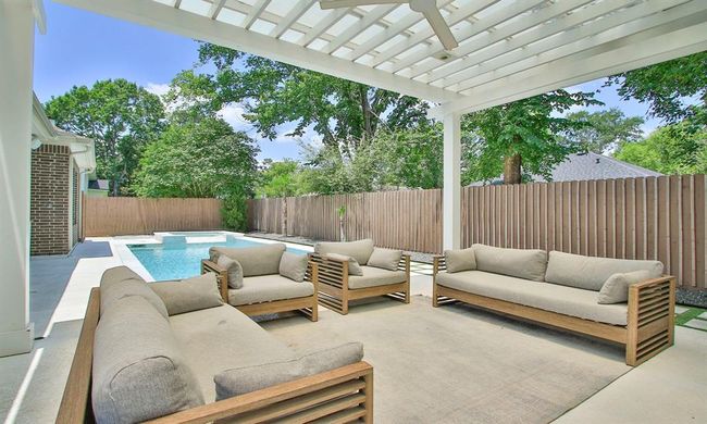 From the fireplace, you can appreciate the wonderful flow of the backyard. | Image 37