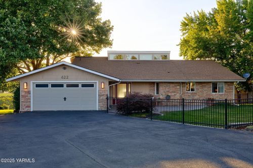 622 Country Club Dr, Yakima, WA, 98901-1549 | Card Image