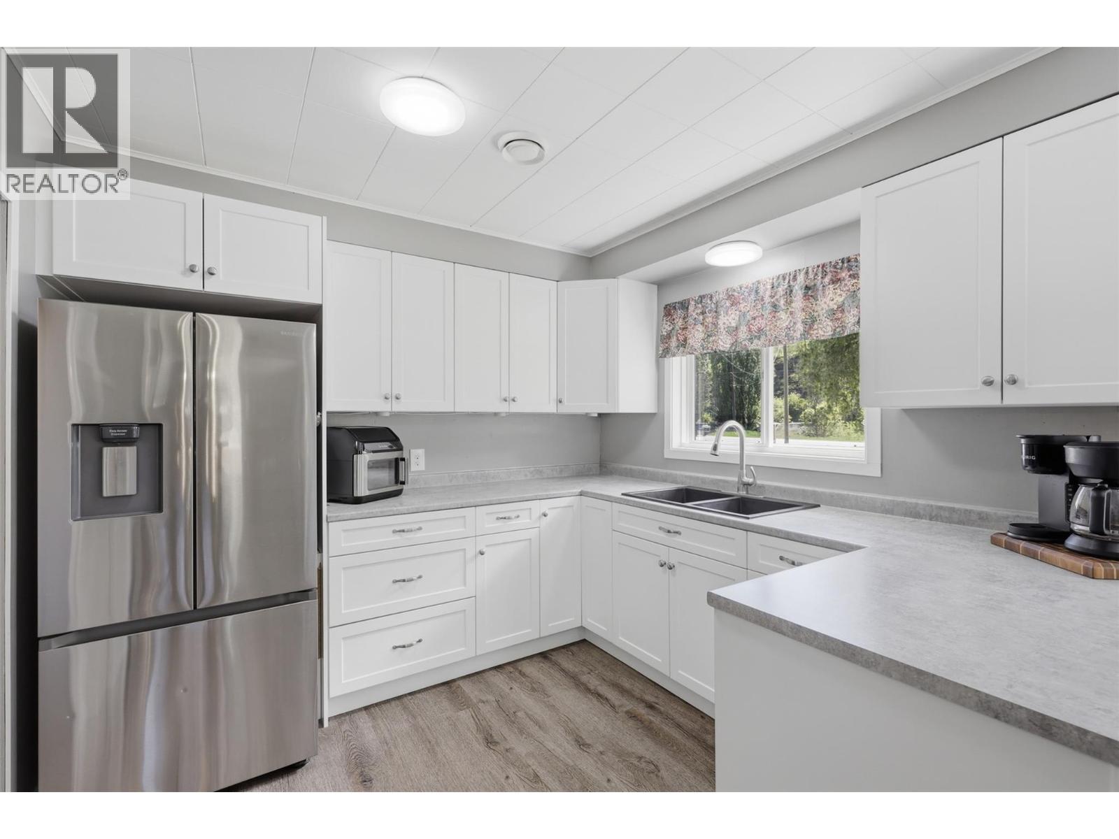 Residential in Barriere 4