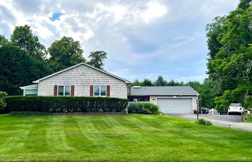 28 View Rd, Setauket, NY, 11733-3045 | Card Image
