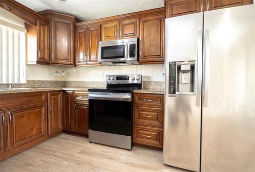 201-2740 W 62nd Pl, Hialeah, FL, 33016-5985 | Card Image