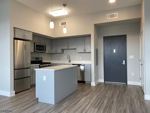 unit-302-22 Center St, Metuchen, NJ, 08840-2068 | Card Image