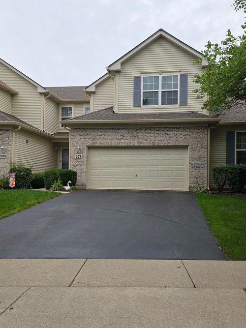 978 Oak Ridge Blvd, Elgin, IL, 60120-9220 | Card Image