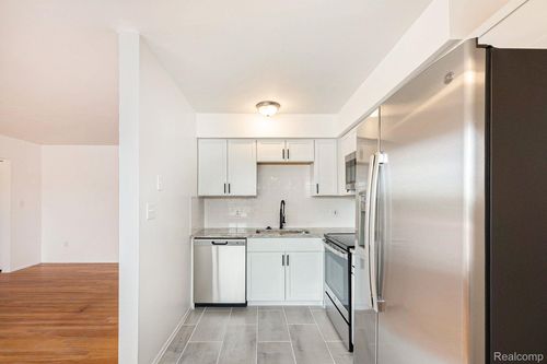 apt-8-4830 Briarwood Ave, Royal Oak, MI, 48073-1328 | Card Image
