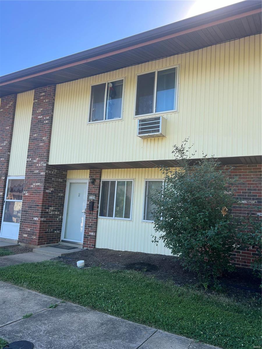 Hazelcrest Dr, Hazelwood, MO 63042